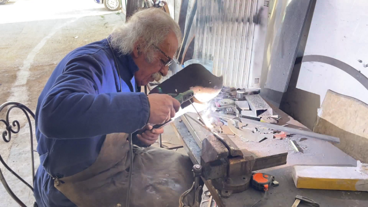 Iron Master / 73-year-old artist who creates art with metals