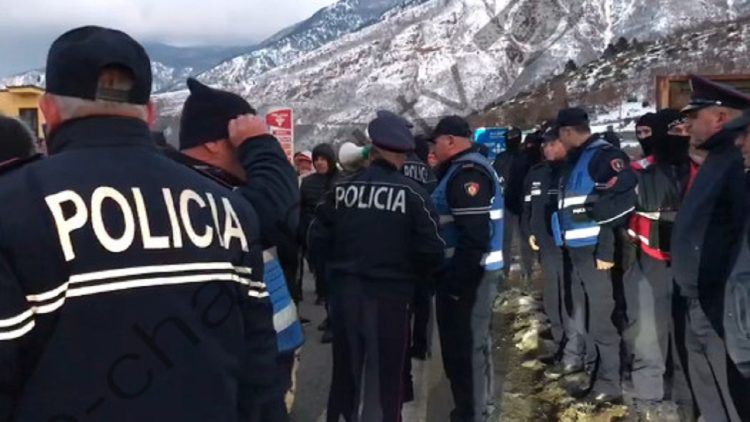 Residents of Bulqiza protest against the price of oil, police intervene
