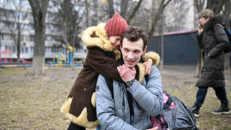 Children cling to parents in tears / Shocking images of Ukrainians leaving war