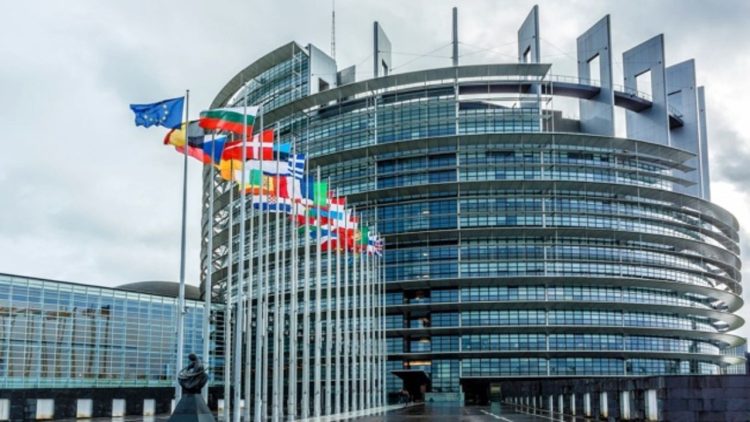 MEPs: Give EU candidate status to Ukraine