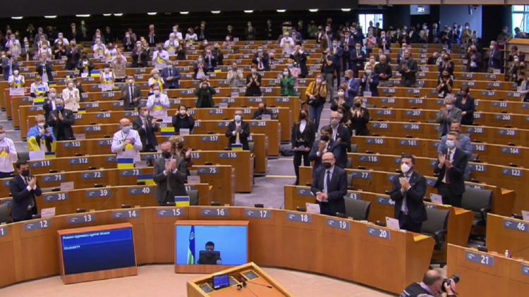 EU, votes today for Ukraine as a candidate country / Zelensky: We showed ourselves, show it too!