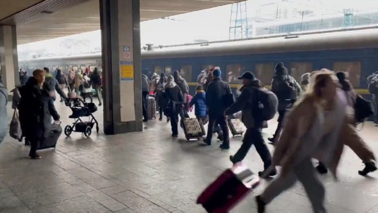 Video- train station in Kiev, screams and panic