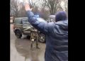 Video / “Fascists! Why do you want to shoot us, we do not have weapons “/ Ukrainians stand in front of the Russian convoy
