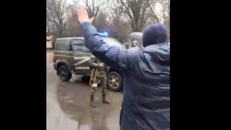 Video / “Fascists! Why do you want to shoot us, we do not have weapons “/ Ukrainians stand in front of the Russian convoy