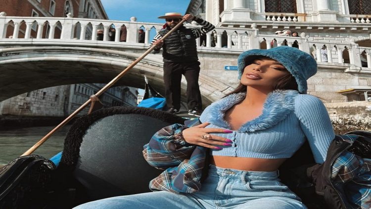 Tayna enjoys the sunshine from Venice, does not spare poses for social networks