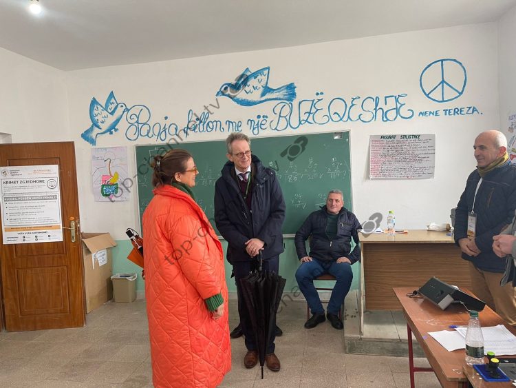 Elections in Durrës, the Dutch ambassador observes the voting process