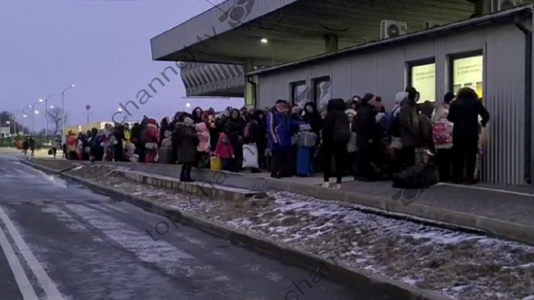 Thousands of Ukrainian migrants waiting to cross into Romania