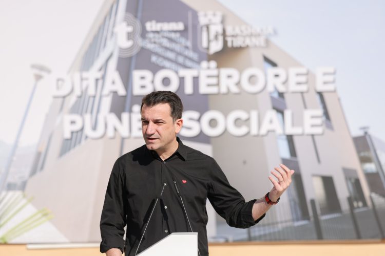 Veliaj with social workers: The Social Resistance Package protects the most vulnerable part of society;  those who protest, come to serve a plate of soup