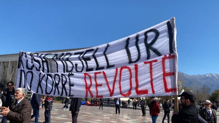 Protests against the price increase / Citizens are gathering in “Skënderbej” square in Tirana