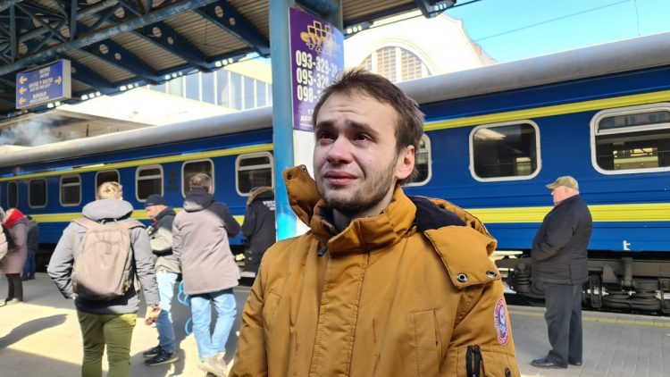 Dad follows his daughters through tears! Touching moments from the Kiev subway, journey to the ignorant