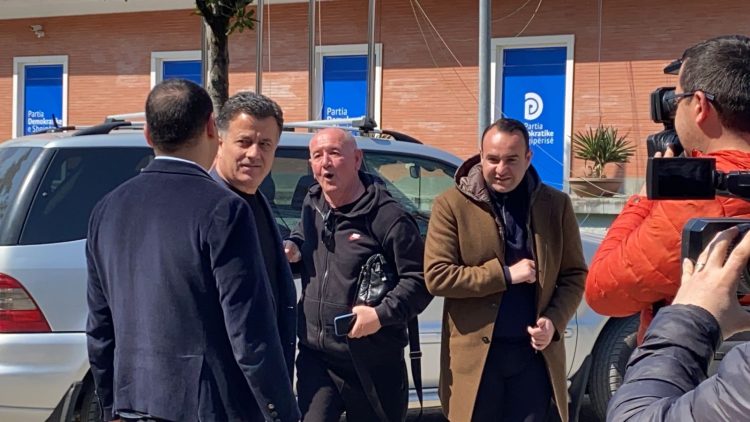 Members of the Re-establishment Commission go to the PD headquarters: Control of offices and doors