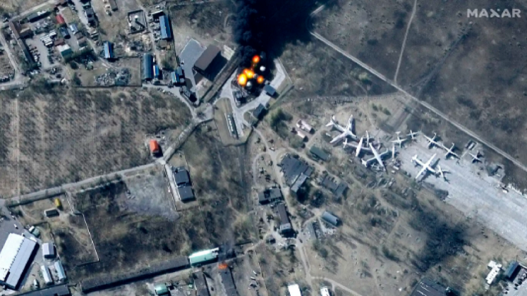 Russia bombs the most important airport in Kiev