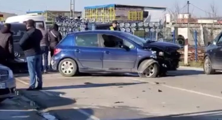 One person remains injured as a result of a triple accident that occurred on the Fier-Patos road axis
