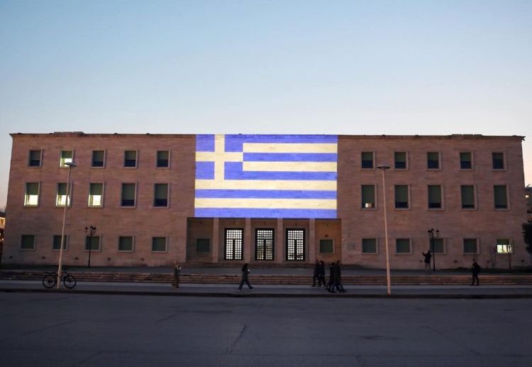 PHOTO / Athens congratulates Albanians on November holidays, Greek Academy illuminated with the flag of Greece