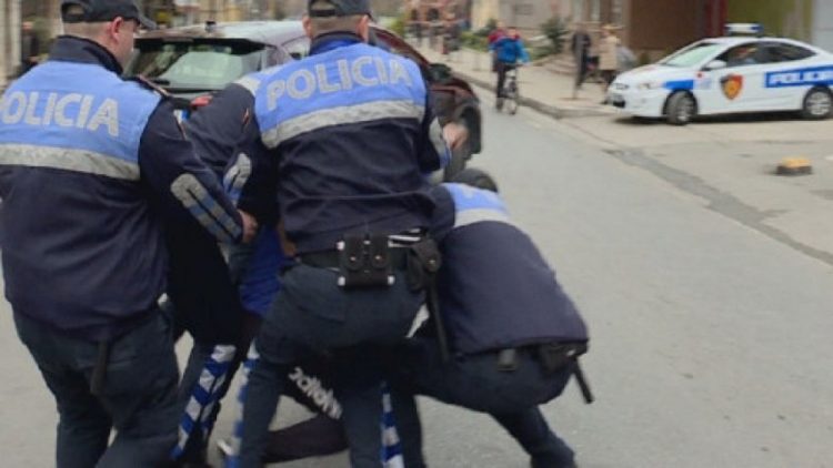 Quarrel between young people in a gymnasium in Korça, two teenagers end up in hospital