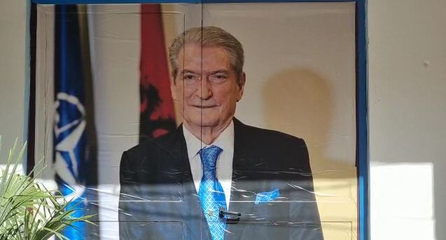 Following the court ruling, Shkodra Democrats put a portrait of Berisha at the headquarters