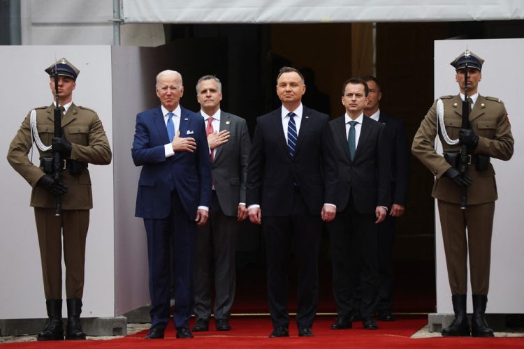 Biden goes to the Russians “at the gate”: US President, with Ukrainian ministers in Poland!