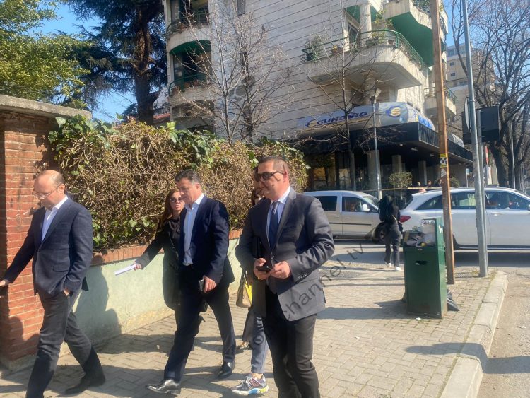After the meeting with Berisha, a group from Rithemelimi enters the blue headquarters: We are for talks with Alibeaj