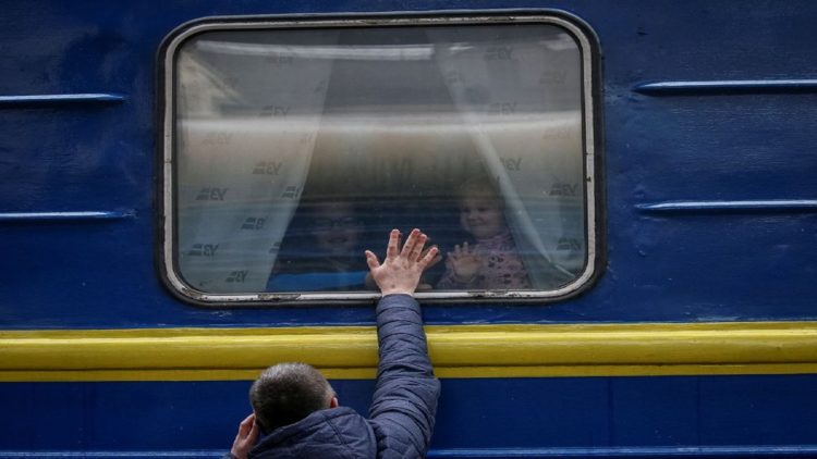 “Dad must fight!” / Touching photo from Ukraine, children greet their father
