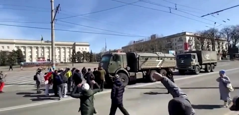 Dramatic moments when Ukrainians repel Russian ‘Z’ trucks protesting: Go home! (Video)