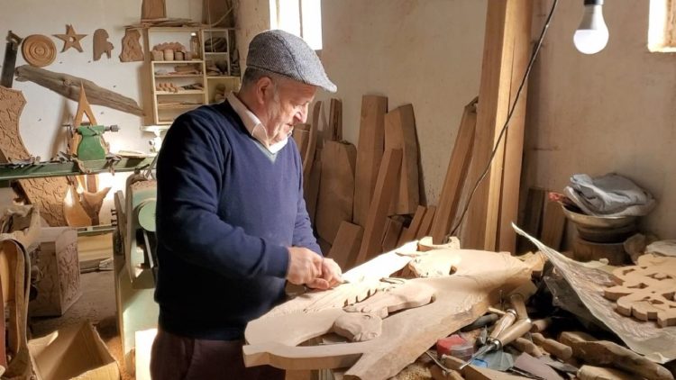 Wood carving / Fierak wood carver, a life with a chisel in his hands