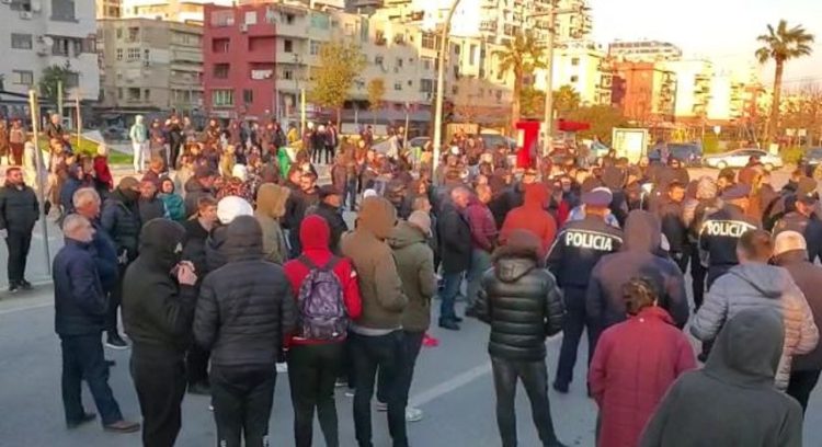 Protests start in Durrës, increased presence of police forces
