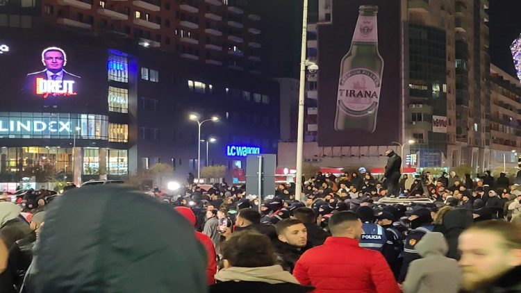 Protest in Tirana, the re-rotation of Zogu i Zi is blocked