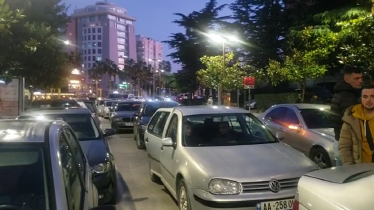 Protest for oil / Cars go out in the middle of the street in Durrës, the police do not intervene