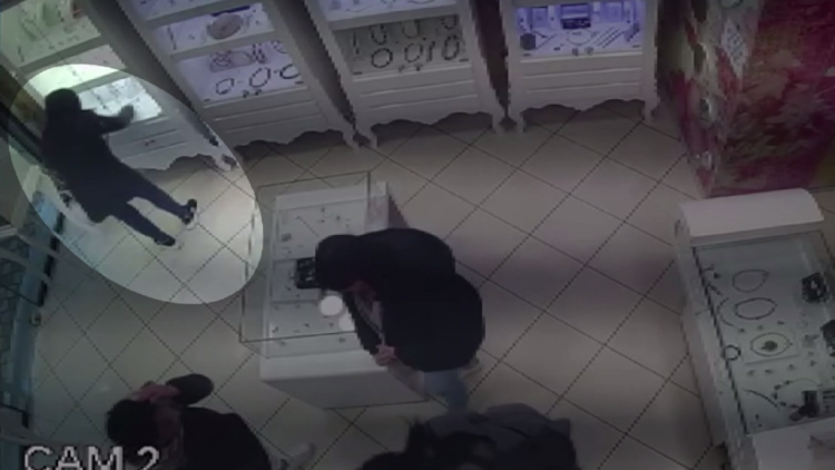 Not only Elsa… Emanuela and three Italian girls are caught stealing in Vlora