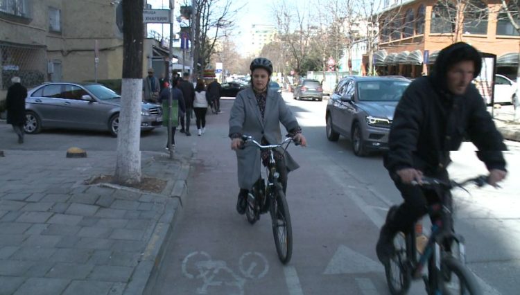 Bicycles instead of cars / Citizens think about how to save in times of crisis
