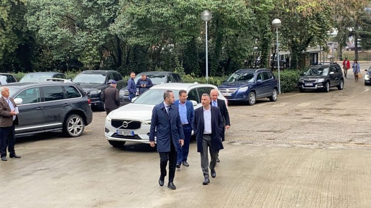 DP gathers the parliamentary group in the blue headquarters, Lulzim Basha does not appear anywhere / Missing names