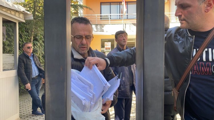 Protest of Krutan families in the cadastre: The owner of the palace has sold it twice
