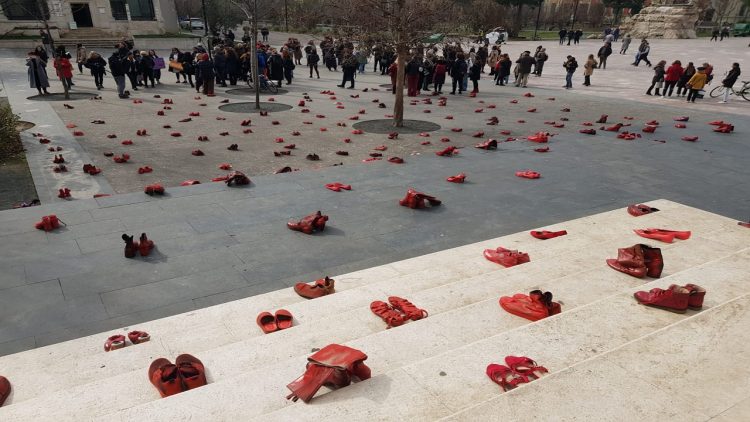 “Red shoes” / March 8 message for women victims of violence