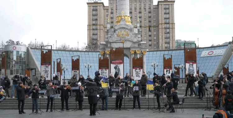 Concert between the bombs: The Kiev orchestra, on the street against stupidity!
