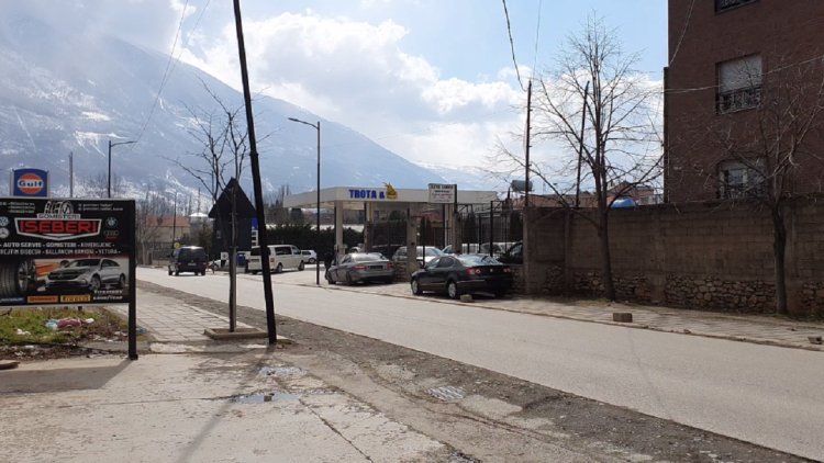 The price of oil decreases significantly and in Kukës / Citizens have been buying fuel in Prizren for a long time