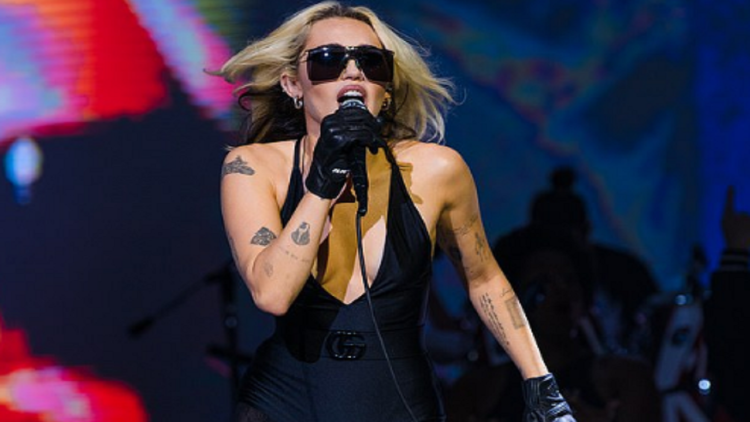 “A disaster”, singer Miley Cyrus comments on her wedding in concert