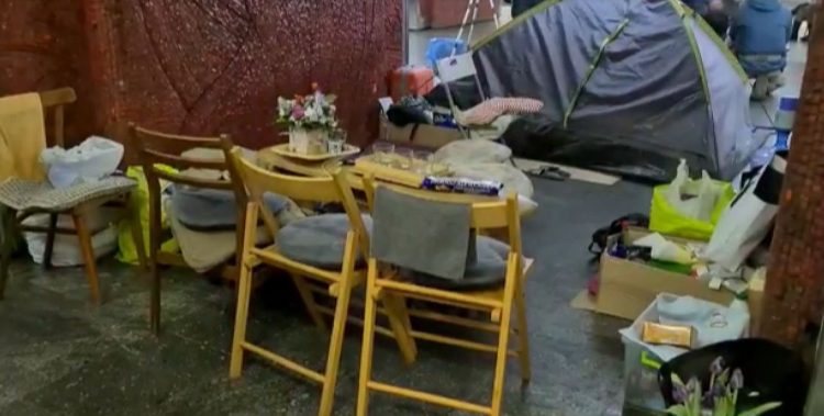 Hidden 50 meters underground / Ukrainians live in subway tunnels to protect themselves from Russian bombs