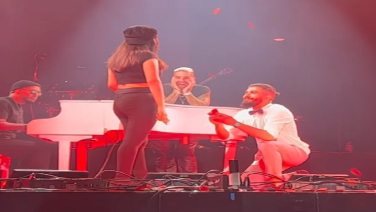 Proposal for marriage in the middle of the stage at Maluma’s concert (Photo)