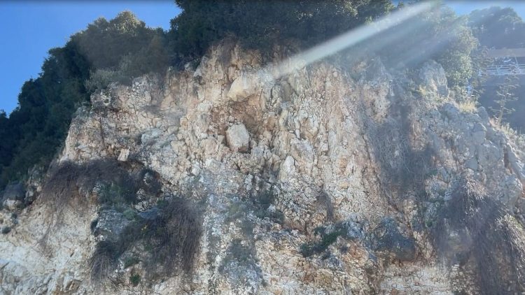 Dangerous rock, residents sound the alarm in Vlora: No one is approaching, the road should be moved