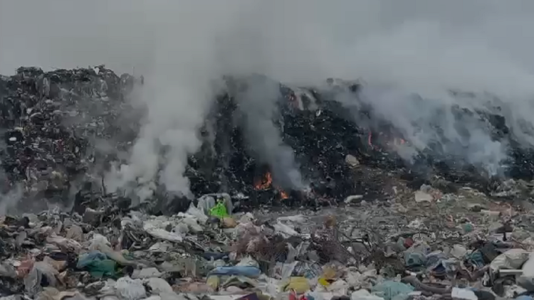 Strong wind reactivates the fire in the waste collection in Vlora
