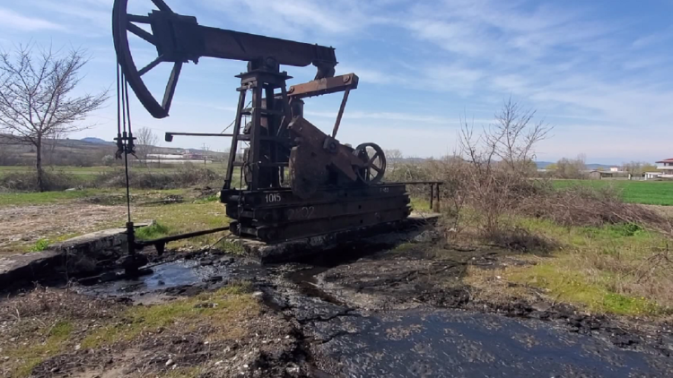 Oil pollution!  Residents of Zharrëz: Come and clean them