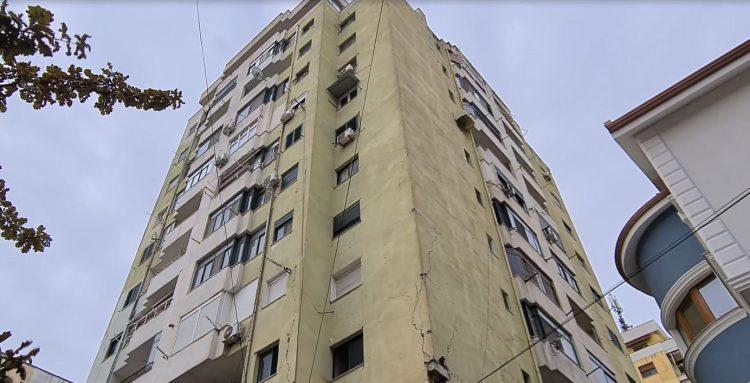 Protest for the palace / Residents demand return to the houses damaged by the earthquake