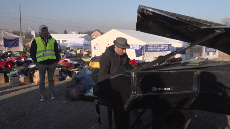 Peace through music, the pianist plays on the Ukrainian border