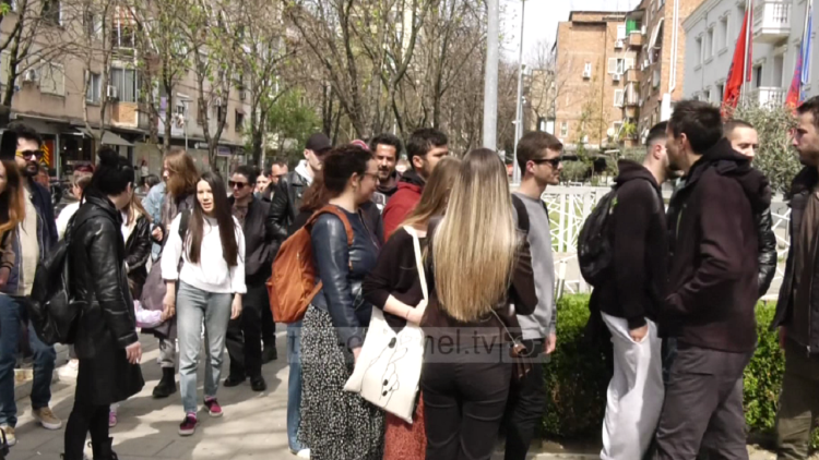 He raped the two sisters in the middle of the street, the girls protest in front of the police directorate: He attacked dozens of girls, why are they releasing him ?!