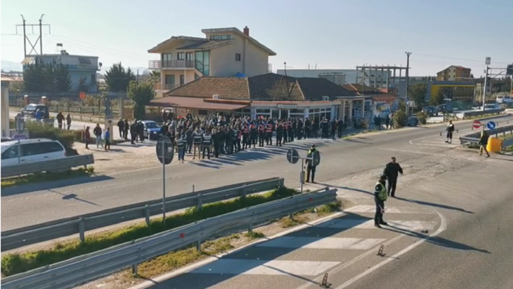 The day starts with protests / Citizens try to block Lushnjë-Fier