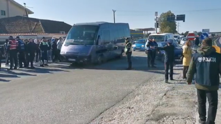 The protests do not stop! Lushnja and Korça protested this morning