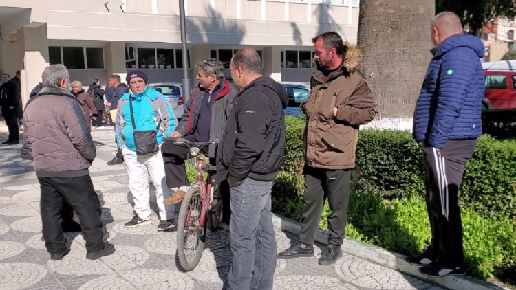 They are not allowed to enter the city, the drivers of the transport of students of private schools in Fier protest in front of the municipality