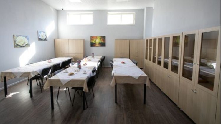Free food / Increases the number of people eating in community centers