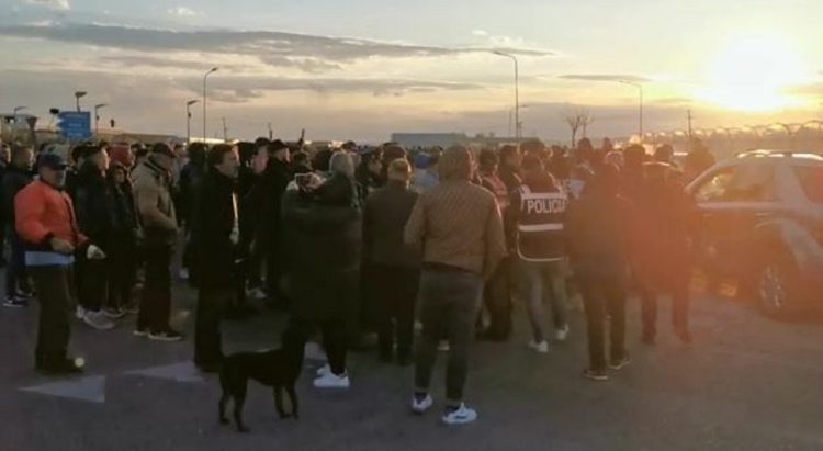 Rising oil prices, protesters block the road axis Rrogozhina-Lushnje