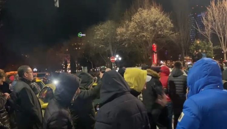 Protests to reduce the price of oil, citizens block the road: Turn off the cars!